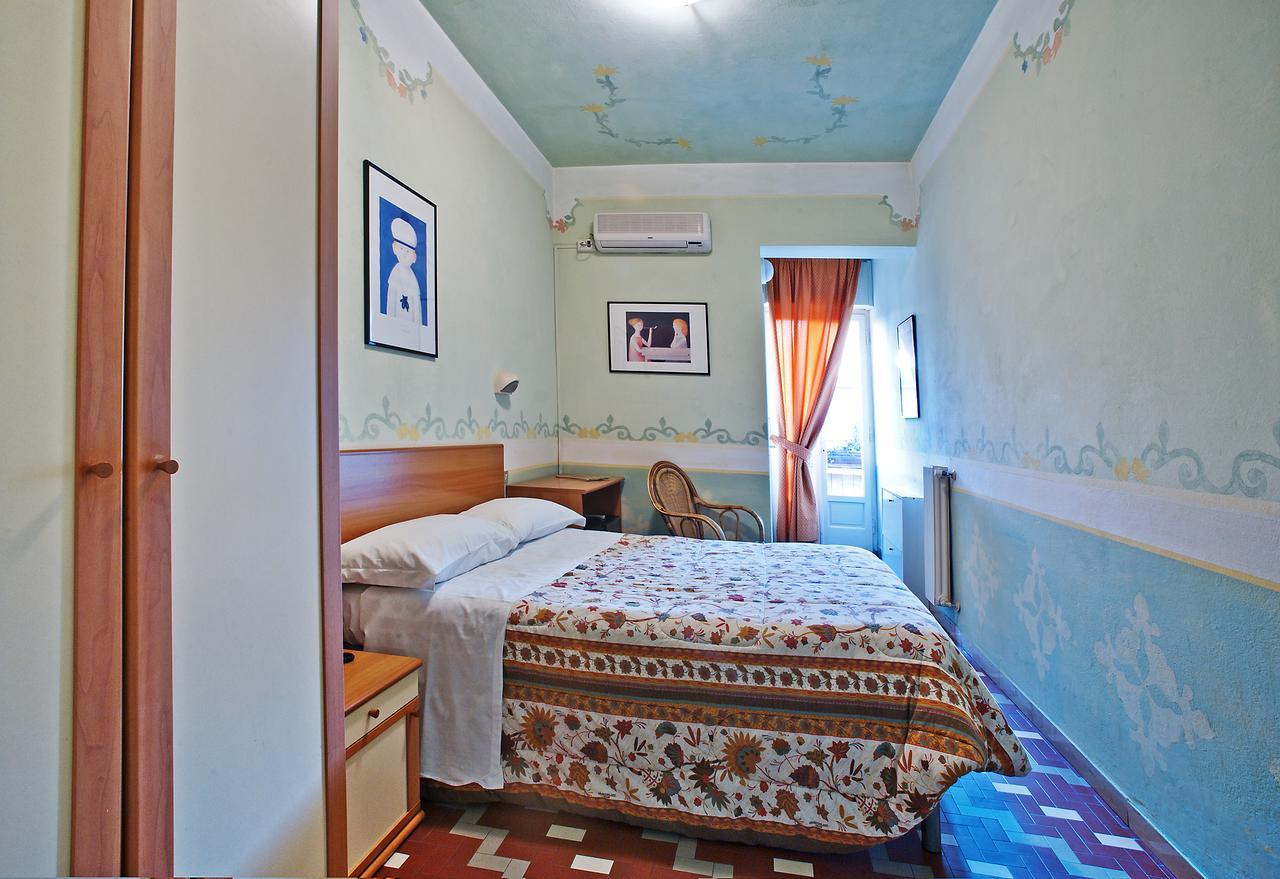Hotel Luciana Марина ди Маса Екстериор снимка